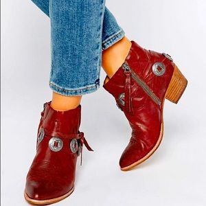 DOLCE VITA Red leather western ankle boots